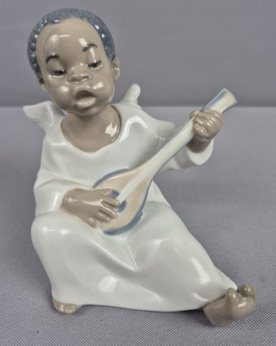 Lladro Angel with Mandolin Figurine 4.5 inches tall. Free from damage. Please see images for details: 4.5 inches tall. Free from damage. Please see images for details regarding the condition.