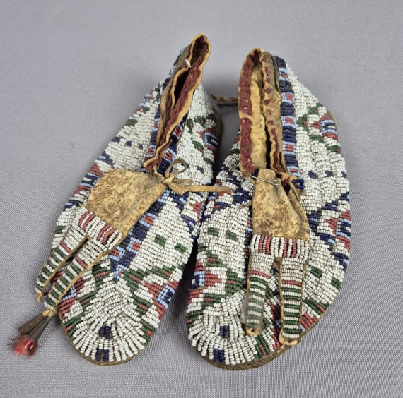 Antique Native American Beaded Leather Shoes Please see images for details regarding the condition. (1 of 13)
