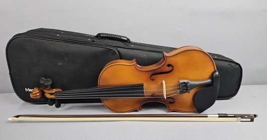 Mendini by Cecilio Violin S/N 01201604646 with Case