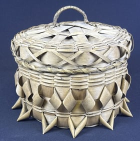 Vintage Native American Splint Ash basket w Lid Stands 7 inches tall by 9 inches wide.
