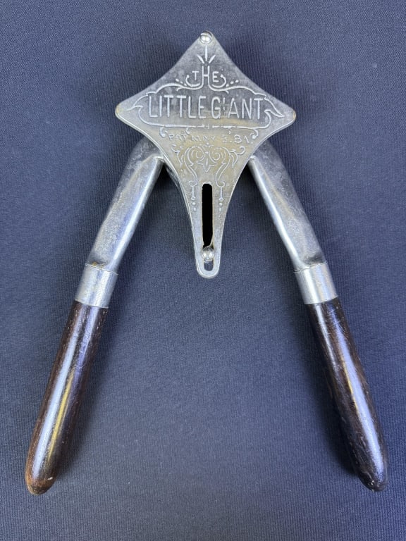 The Little Giant Antique Lemon Sqeezer Working condition. (1 of 6)