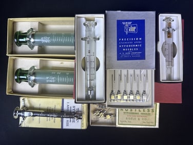 Vintage Syringes & Hypodermic Needles Please refer to photos for further item information and