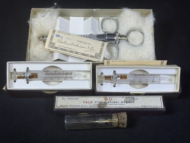 Vintage Glass Syringes and Hypodermic Needles 3 Syringes and needles. Please refer to photos for