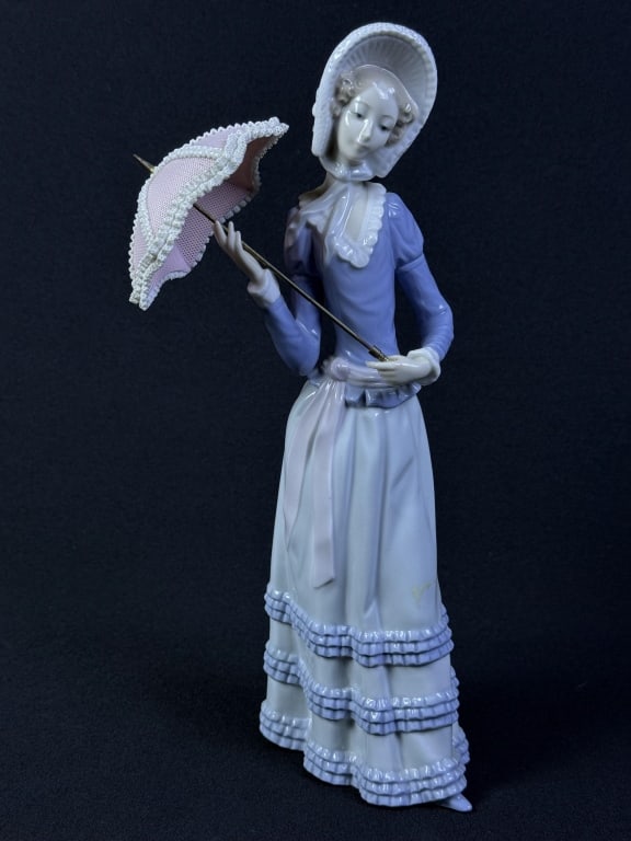 Lladro 4879 Aranjuez Lady Porcelain Figurine 12.5 inches tall. No cracks or breaks. Some markings: 12.5 inches tall. No cracks or breaks. Some markings present see photos for more details.