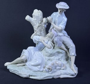 Lladro 4662 Romantic Couple Porcelain Statue 10.5 x 11.25 x 8.5 inches.   No cracks or breaks. Some