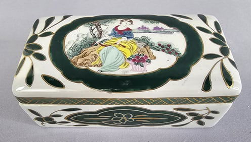 Vintage Chinese Jiaging Porcelain Lidded Box Measures 7 x 3.5 x 3 inches tall. Seal mark on the