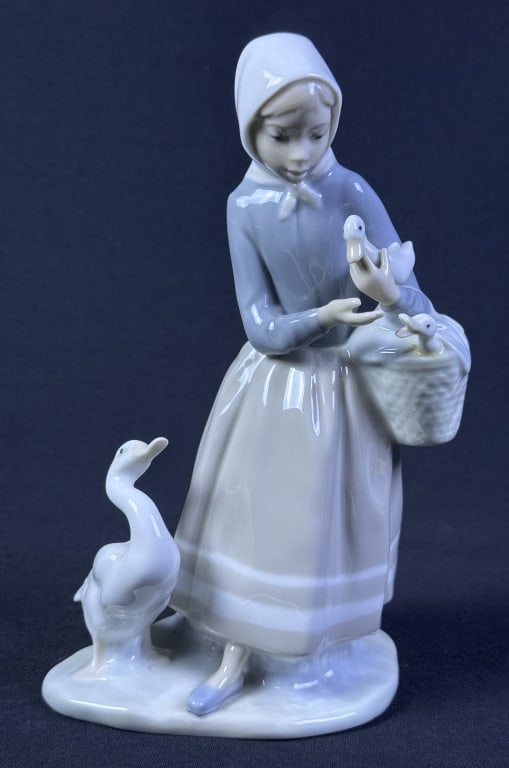 Lladro Porcelain Figurine 4568 Shepherdess Ducks 9 inches tall by 5.5 inches wide. (1 of 6)