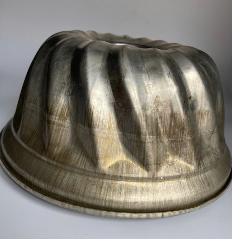 Vintage Angel Food Cake Pan Silver colored cake pan.: Silver colored cake pan. Cake pan with slightly higher tower in the center. Aluminum, could be used for cake or gelatin. Unmarked with maker or country of origin. Pan is 9 3/4 inches in diameter and 4