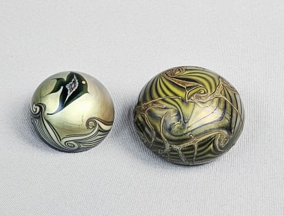 2 Orient & Flume Glass Paperweights Fish 1975 Description Approximately 2.75 x 1.5 inches and 2 x: Description Approximately 2.75 x 1.5 inches and 2 x 1.25 inches. Free from chips or cracks. Please see photos for further details.