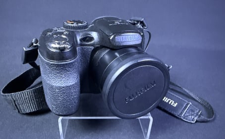 Fujifilm Finepix S 12 Megapixel Digital Camera Powers on. Otherwise