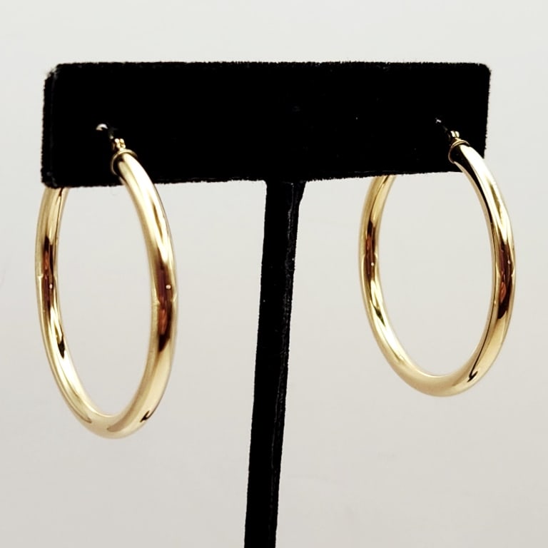 14K Yellow Gold Hoop Earrings Weighs 2.6 grams.: Weighs 2.6 grams.For the best shipping rates, please select "Self-Arranged." Once you've done this, you will automatically be added to Kellie's dedicated shipping department. No further action is requ