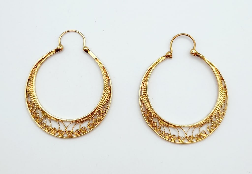 14K Yellow Gold Filigree Hoop Earrings Weighs 5.6 grams.: Weighs 5.6 grams.For the best shipping rates, please select "Self-Arranged." Once you've done this, you will automatically be added to Kellie's dedicated shipping department. No further action is requ
