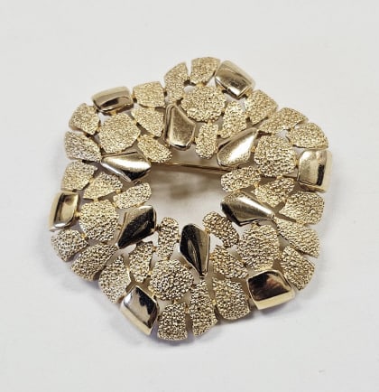 Vintage Gold Tone Trifari Cobblestone Brooch Crown Trifari Cobblestone Gold Tone Pin Brooch Vintage: Crown Trifari Cobblestone Gold Tone Pin Brooch Vintage Signed Wreath Shaped Used in good condition. Dimensions: 2" acrossFor the best shipping rates, please select "Self-Arranged." Once you've done th