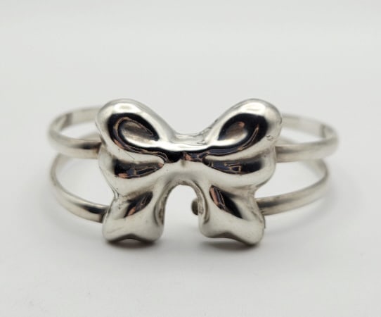 Vintage Taxco Mexico Sterling Silver Bracelet Bracelet Measures 4": Bracelet Measures 4" Bracelet Weighs 22.9 Grams Band is Broken as PicturedFor the best shipping rates, please select "Self-Arranged." Once you've done this, you will automatically be added to Kellie's