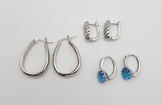 Set of Vintage Crystal Earrings Silver Tone Metal: Silver Tone MetalFor the best shipping rates, please select "Self-Arranged." Once you've done this, you will automatically be added to Kellie's dedicated shipping department. No further action is requ