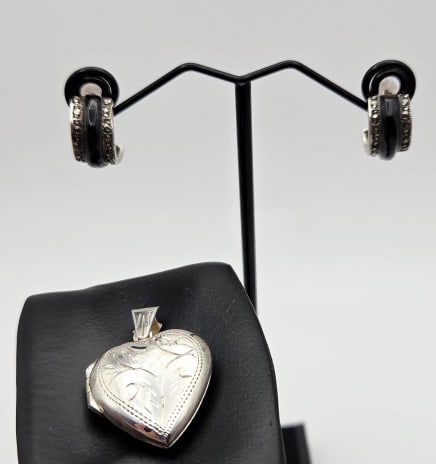 Vintage Sterling Silver Enamel Set Earrings Weigh 4.4 Grams Locket Weighs 3.5 Grams: Earrings Weigh 4.4 Grams Locket Weighs 3.5 GramsFor the best shipping rates, please select "Self-Arranged." Once you've done this, you will automatically be added to Kellie's dedicated shipping depart