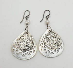 Sterling Silver Carved Silpada Pearl Earrings Earrings Weigh 8 Grams