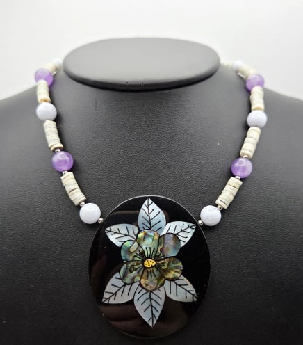 Vintage Lee Sands Abalone Inlay Necklace Necklace Measures 20" Amethyst and Agate Beads: Necklace Measures 20" Amethyst and Agate BeadsFor the best shipping rates, please select "Self-Arranged." Once you've done this, you will automatically be added to Kellie's dedicated shipping departme