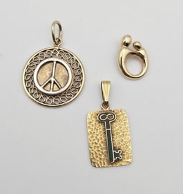 Vintage 10K & 14K Gold Charm Set Mother and Child Charm Weighs 1.3 Grams