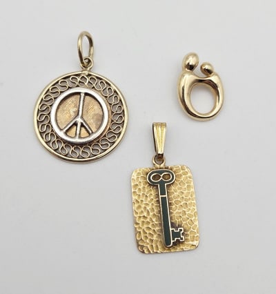 Vintage 10K & 14K Gold Charm Set Mother and Child Charm Weighs 1.3 Grams (1 of 7)