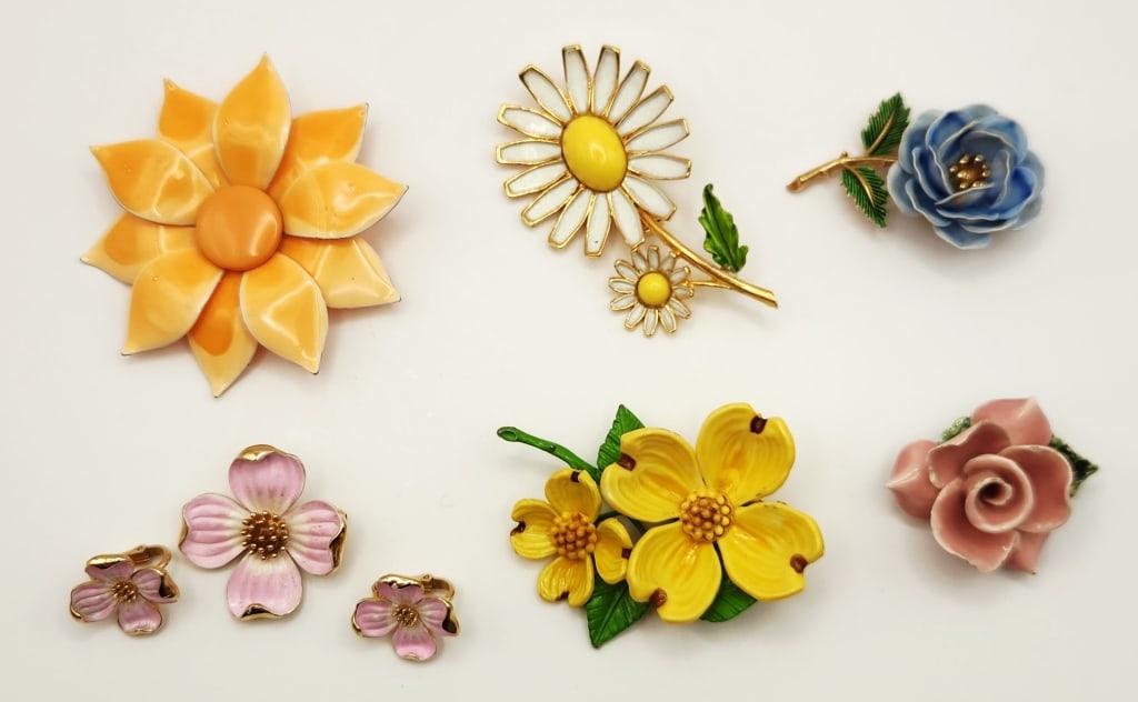 Vintage Trifari Enamel Dogwood Flower Brooch & Earrings Modern Enamel Orange Flower Yellow/Orange: Earrings Modern Enamel Orange Flower Yellow/Orange Dogwood Double Blossom Enamel Crown Trifari Periwinkle Enamel Rose Weiss Gold Tone Daisy Brooches Pins Please see images for details regarding condit