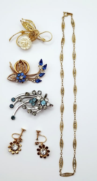 Crown Trafari Filigree 15" Necklace Gold Tone Filigree & White Flower Silver Tone Clear & Blue (1 of 13)