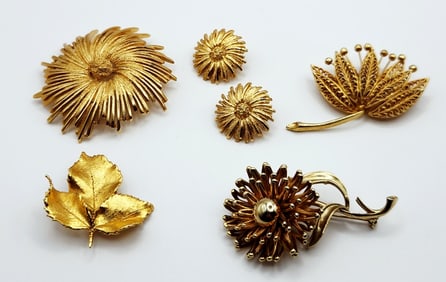 Monet Gold Tone Starburst Pin & Earrings Flower PIM Piscitelli Filigree Flower & Gold Tone Veined