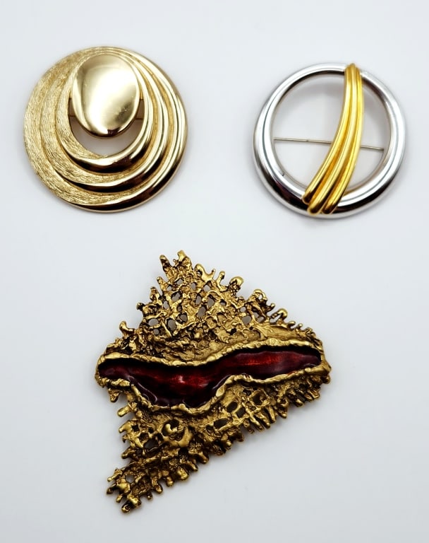 Monet Gold Tone Shiny Textured Swirl Monet Silver & Gold Tone Modernist & Brass & Enamel Brutalist: & Gold Tone Modernist & Brass & Enamel Brutalist Brooches Pins Scratches on the swirl pin, see pictures. Please see images for details regarding condition.For the best shipping rates, please select "S