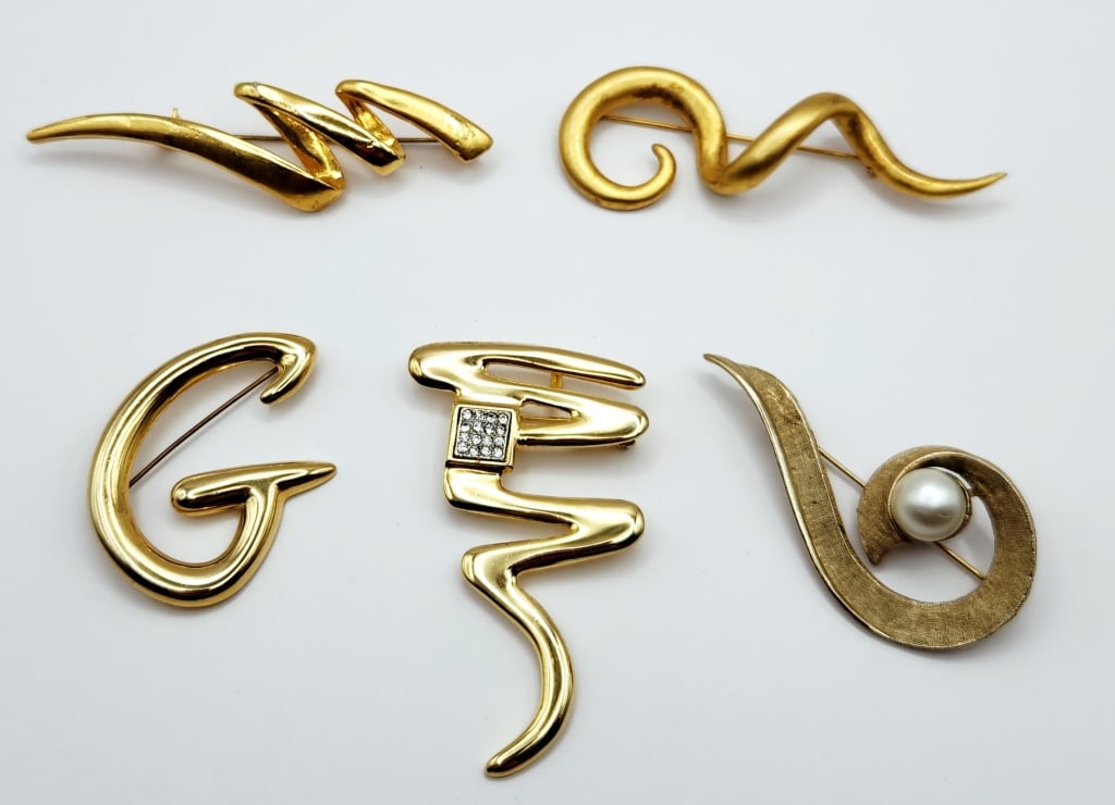 Gold Tone G Modernist Squiggle Parklane Squiggle Matte Swirl & Coro Gold Tone Textured Faux Pearl: Matte Swirl & Coro Gold Tone Textured Faux Pearl Swirl Brooches Pins Please see images for details regarding condition.For the best shipping rates, please select "Self-Arranged." Once you've done this