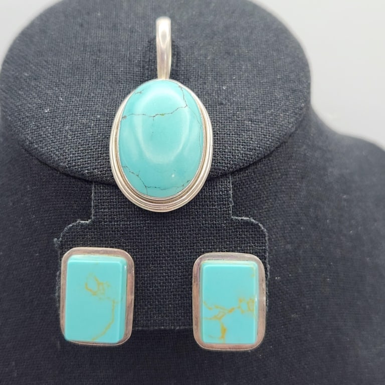 925 Sterling Silver Turquoise Pendant India & 925 Turquoise Earrings Mexico Lot weighs 31.4 grams.: Turquoise Earrings Mexico Lot weighs 31.4 grams.For the best shipping rates, please select "Self-Arranged." Once you've done this, you will automatically be added to Kellie's dedicated shipping depart
