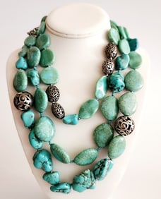 Chico's Chunky Faux Turquoise & Silver Tone Beads Necklace Necklace is 22".