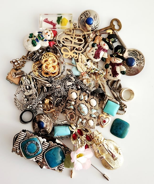 Another Mystery Grab Bag What Will You Find??? Lot weighs 1.5 pounds.: Lot weighs 1.5 pounds.For the best shipping rates, please select "Self-Arranged." Once you've done this, you will automatically be added to Kellie's dedicated shipping department. No further action is