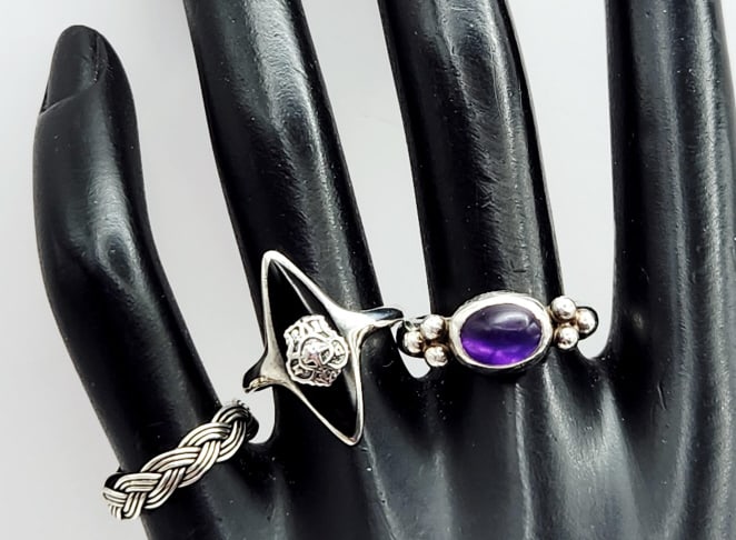 Sterling Silver Amethyst Sterling Onyx Sorority Crest & Braided Twist Rings: Crest & Braided Twist Rings Lot weighs 10.4 grams. Amethyst is size 8. Onyx is size 7. Braided twist is size 4.5.For the best shipping rates, please select "Self-Arranged." Once you've done this, you