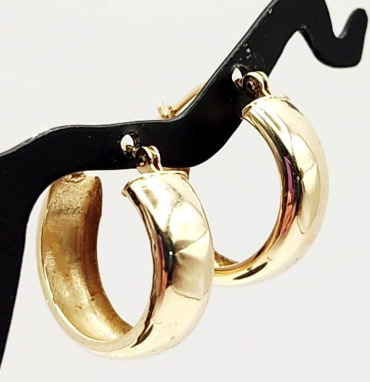 14K Yellow Gold Small Hoop Earrings Weighs 1 gram. (1 of 5)