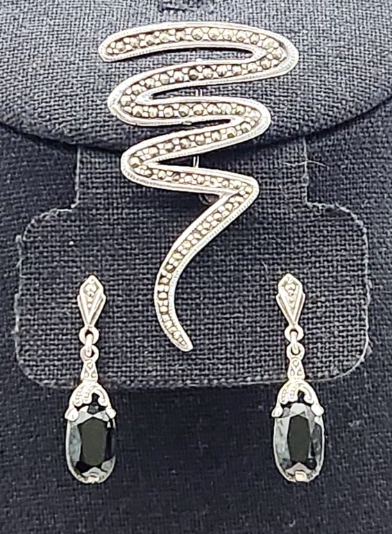 925 Sterling Marcasite & Onyx Earrings & Marcasite Squiggle Brooch Pin Lot weighs 9.6 grams.: Marcasite Squiggle Brooch Pin Lot weighs 9.6 grams.For the best shipping rates, please select "Self-Arranged." Once you've done this, you will automatically be added to Kellie's dedicated shipping dep
