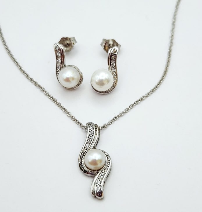 925 Sterling Silver Pearls & Rhinestone Pendant Necklace & Earrings: Necklace & Earrings Necklace is 18". Lot weighs 5.0 grams.For the best shipping rates, please select "Self-Arranged." Once you've done this, you will automatically be added to Kellie's dedicated shipp