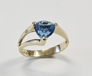14K Yellow Gold Trillion Cut Blue Topaz Ring Ring is a size 6.5 Ring weighs 3.1 Grams