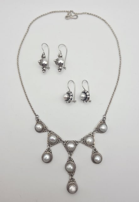Vintage Sterling Silver Pearl Set Necklace Measures 19": Necklace Measures 19" Necklace Weighs 28.4 Grams Sterling Earrings Weigh 6 Grams Pearl Earrings Weigh 6.2 GramsFor the best shipping rates, please select "Self-Arranged." Once you've done this, you wi