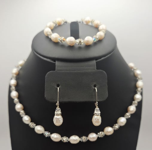 Sterling Silver Pink Pearl Set Necklace Measures 20": Necklace Measures 20" Necklace Weighs 31 Grams Bracelet Measures 8" Bracelet Weighs 10.7 Grams Earrings Weigh 2.7 Grams For the best shipping rates, please select "Self-Arranged." Once you've done thi
