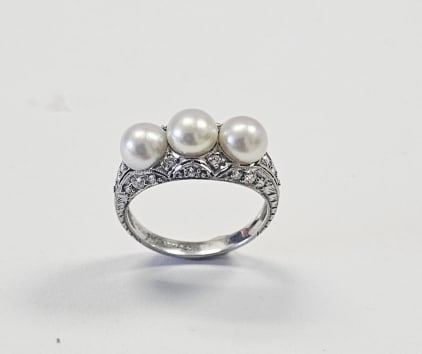 Vintage Tiffany and Co Pearl Ring Ring Weighs 4 Grams (1 of 8)