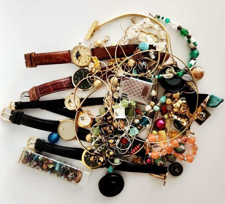 Small Mystery Grab Bag What Will You Find??? Lot weighs 1 pound 6 ounces.: Lot weighs 1 pound 6 ounces.For the best shipping rates, please select "Self-Arranged." Once you've done this, you will automatically be added to Kellie's dedicated shipping department. No further act