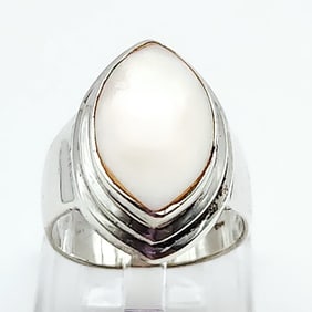 925 Sterling Silver & Mother-Of-Pearl Ring Weighs 5.9 grams.