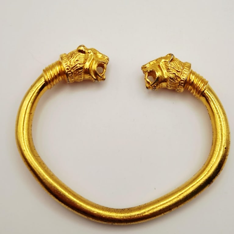 Metropolitan Museum Of Art Heavy Gold Plated Lion Bangle Bracelet Signed: Bangle Bracelet Signed MMA Some scratches on the gold, see pictures.For the best shipping rates, please select "Self-Arranged." Once you've done this, you will automatically be added to Kellie's dedic