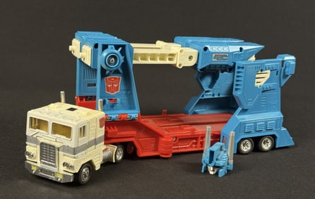 Vintage Transformers G1 Ultra Magnus 1984 Rubber wheels version. Incomplete. Missing chest piece,