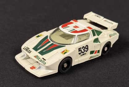 Vintage Transformers G1 Wheeljack Good overall condition with both spoiler pieces. Missing weapons