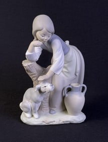 Lladro Porcelain Figurine 1246 Caress And Rest Matte finish. Measures 8 x 5 x 3.5 inches.