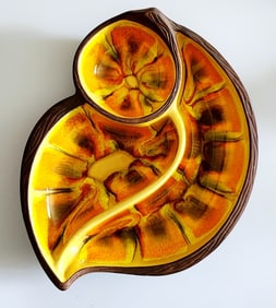 1960s Sequoia California Pottery Divided Chip & Dip Bowl #602 Small chip on the back, see pictures.