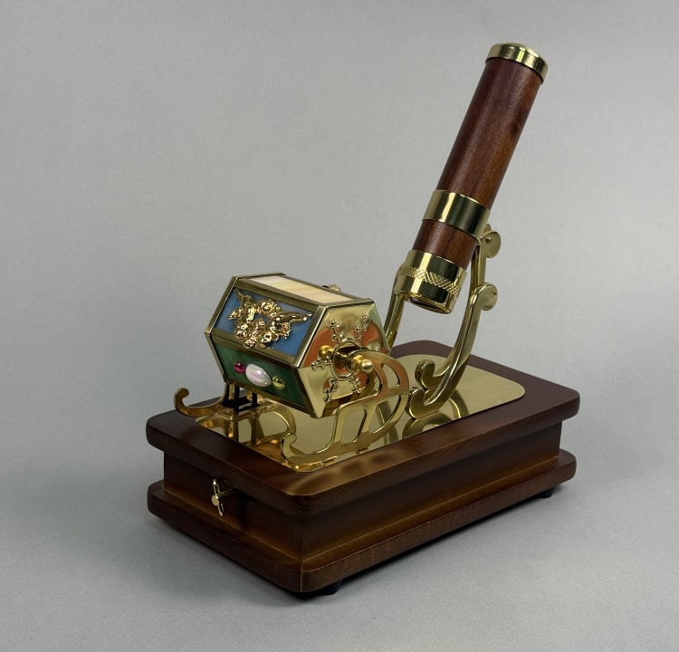 Kaleidoscope Music Box Wood and brass music box not working. Please see photos for further item: Wood and brass music box not working. Please see photos for further item details and condition information. 9 x 9 x 6 inches.