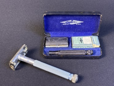 Vintage Gillette Safety Razors Case Lady Black case measuring 4 x 2 x .75 inches with black razor