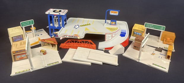 Vintage Matchbox & Hot Wheels Playsets Garage Hot Wheels street corners and Matchbox City Garage.